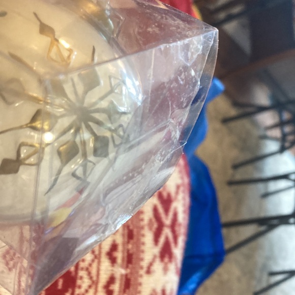 White and gold snowflake salt and pepper shakers - Picture 2 of 3